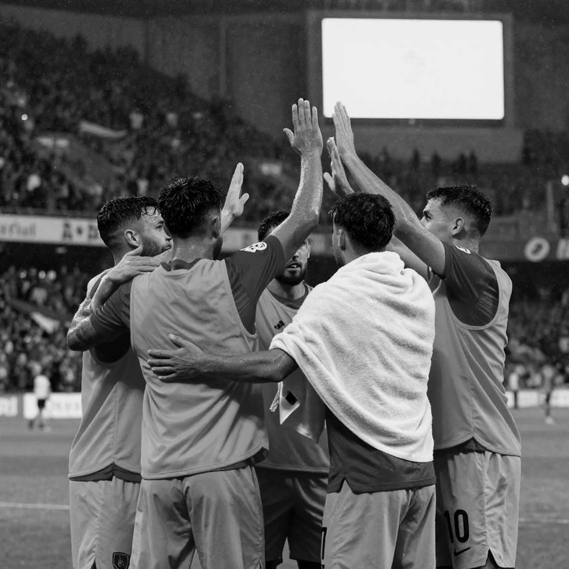 FIFA ASEAN Cup: Vì sao Việt Nam giữ bộ khung cũ — năm ngày chuẩn bị và hai khoảng trống không thể lấp FIFA ASEAN Cup: Vì sao Việt Nam giữ bộ khung cũ — năm ngày chuẩn bị và hai khoảng trống không thể lấp
