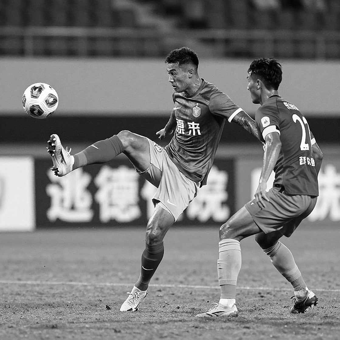 V.League: tiền đến từ một người, đi vào vài người V.League: tiền đến từ một người, đi vào vài người