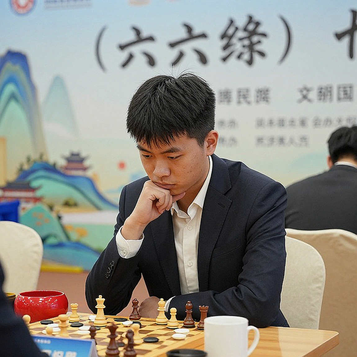 Nụ cười Sindarov trên bản điểm tay: Khi cờ vua trở thành ngôn ngữ ngoại giao